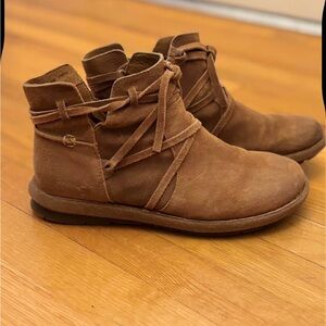 Tarklin Born brand ankle boots in a rich brown color.
Gently used-beautiful boot